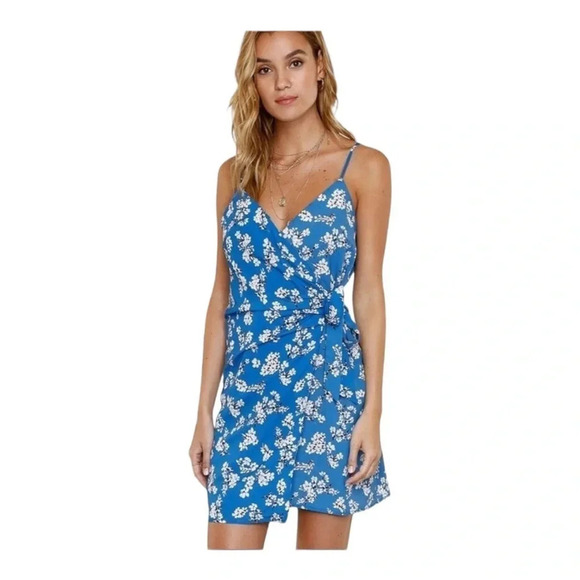 💙🤍NWT Heartloom Paige Wrap Dress - Picture 1 of 10